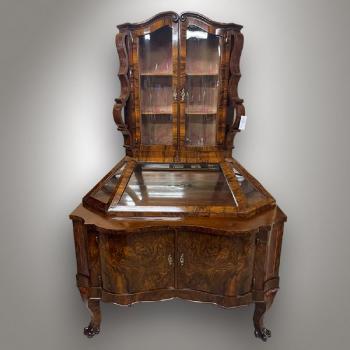 Vitrine - Nussbaumfurnier, Messing - 1910 Vitrine - Nussbaumfurnier, Messing - 1910