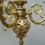 Dreiarmiger Kronleuchter - vergoldetes Messing, Milchglas - 1900
