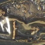 Bronzerelief mit liegendem nackten Mdchen