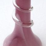 Lila-rosa und weie Vase mit einem gedrehten Ring