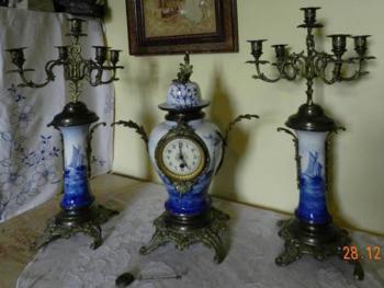 Uhr und zwei Kerzenstnder - Bronze, weies Porzellan - 1850
