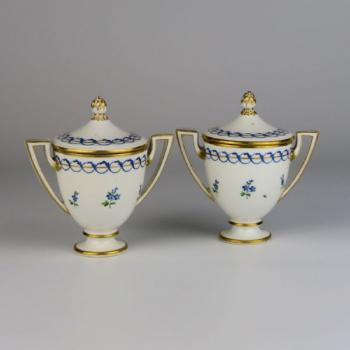 Zwei Porzellan Vasen mit Deckel - weies Porzellan - Wien 1799 - 1799