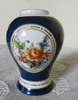 Vase aus Porzellan - weies Porzellan - Royal Austria - 1930