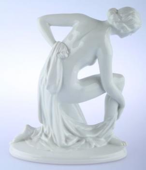 Porzellan Figur Mdchen - weies Porzellan - Karl Lysek (1871 Fulnek, Moravia - 1956 Coburg, Bavaria) - 1930