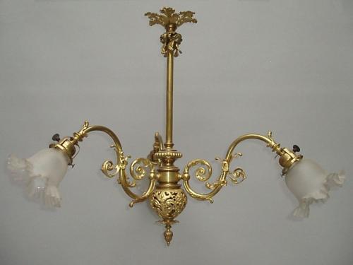 Dreiarmiger Kronleuchter - vergoldetes Messing, Milchglas - 1900