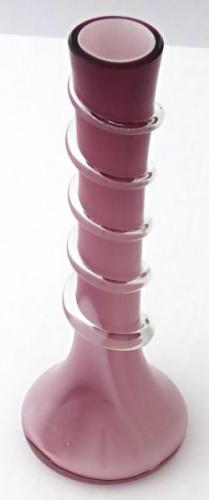 Lila-rosa und weie Vase mit einem gedrehten Ring
