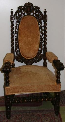 Antiker geschnitzter Stuhl