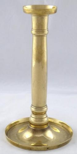 Höherer Messing-Kerzenhalter mit runder Schale Höherer Messing-Kerzenhalter mit runder Schale