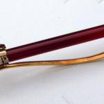 Goldbrosche mit Karneol und Diamanten Goldbrosche mit Karneol und Diamanten