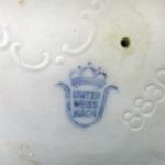 Skulptur von drei Kindern mit einer Girlande von B Skulptur von drei Kindern mit einer Girlande von B