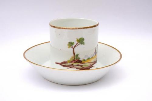 Tasse und Untertasse - bemaltes Porzellan - Niderviller, Francie - 1815 Tasse und Untertasse - bemaltes Porzellan - Niderviller, Francie - 1815