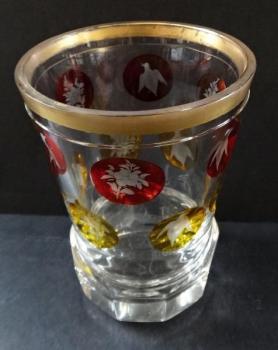 Pokal mit gelben und rubinroten Medaillons Pokal mit gelben und rubinroten Medaillons