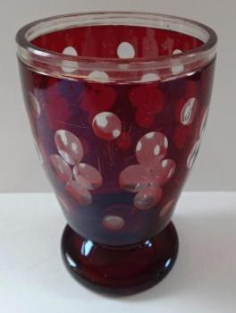 Glas, auf niedrigen Stamm, mit Rubin-Färbung Glas, auf niedrigen Stamm, mit Rubin-Färbung