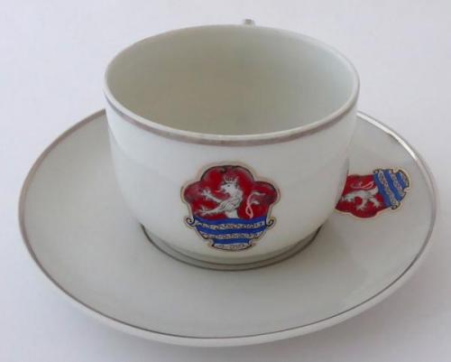 Tasse und Untertasse - weißes Porzellan, bemaltes Porzellan - Dalovice - 1920 Tasse und Untertasse - weißes Porzellan, bemaltes Porzellan - Dalovice - 1920