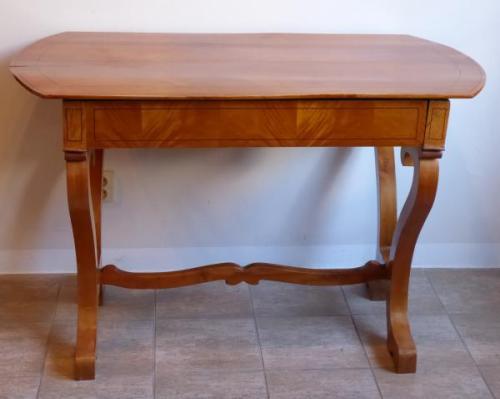 Biedermeier Tisch in Kirschbaum furniert Biedermeier Tisch in Kirschbaum furniert