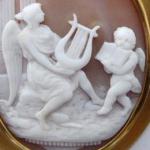 Goldbrosche und Vorhang mit großem Cameo Goldbrosche und Vorhang mit großem Cameo