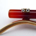 Goldbrosche mit Karneol und Diamanten Goldbrosche mit Karneol und Diamanten
