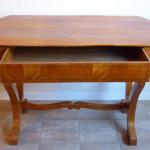 Biedermeier Tisch in Kirschbaum furniert Biedermeier Tisch in Kirschbaum furniert