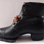 Schwarzer Biskuitporzellanschuh Schwarzer Biskuitporzellanschuh