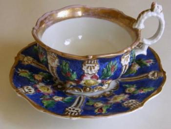 Tasse mit Plastikdekoration Tasse mit Plastikdekoration