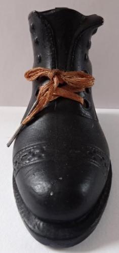 Schwarzer Biskuitporzellanschuh Schwarzer Biskuitporzellanschuh
