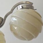 Kronleuchter aus weißem Metall, mit geformten Kuge Kronleuchter aus weißem Metall, mit geformten Kuge