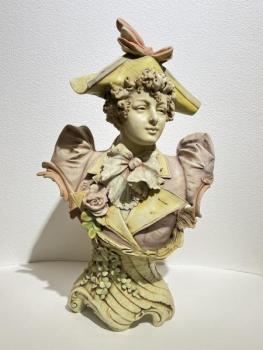 Porzellan Figur Mädchen - AMPHORA, Riessner-Stellmacher a Kessel - 1900 Porzellan Figur Mädchen - AMPHORA, Riessner-Stellmacher a Kessel - 1900