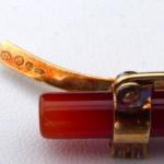Goldbrosche mit Karneol und Diamanten Goldbrosche mit Karneol und Diamanten