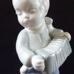 Junge mit Akkordeon und Hund - Dux Junge mit Akkordeon und Hund - Dux