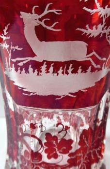 Becher mit Rubinglas und gravierten Motiven  Becher mit Rubinglas und gravierten Motiven