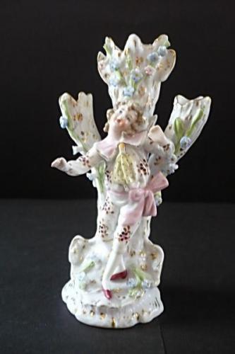 Figural Stand mit Jugendlichen Figural Stand mit Jugendlichen