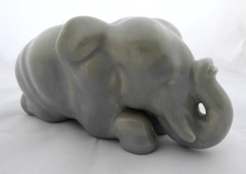 Lügender Elefant - Horni Briza Lügender Elefant - Horni Briza