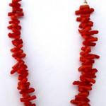 Goldkette mit einer Halskette aus gehackten Korall Goldkette mit einer Halskette aus gehackten Korall