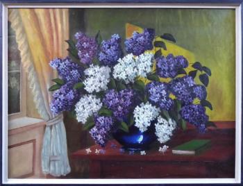 Flieder in einer blauen Vase auf dem Tisch am Fens Flieder in einer blauen Vase auf dem Tisch am Fens