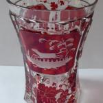 Becher mit Rubinglas und gravierten Motiven  Becher mit Rubinglas und gravierten Motiven