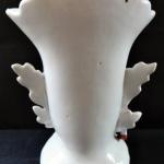 Vase mit einer Mädchenfigur und einem Korb Vase mit einer Mädchenfigur und einem Korb