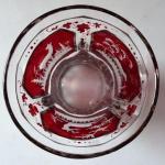 Becher mit Rubinglas und gravierten Motiven  Becher mit Rubinglas und gravierten Motiven
