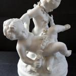 Skulptur von drei Kindern mit einer Girlande von B Skulptur von drei Kindern mit einer Girlande von B