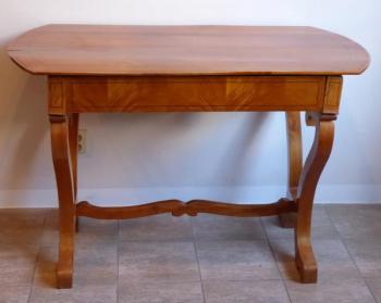 Biedermeier Tisch in Kirschbaum furniert Biedermeier Tisch in Kirschbaum furniert
