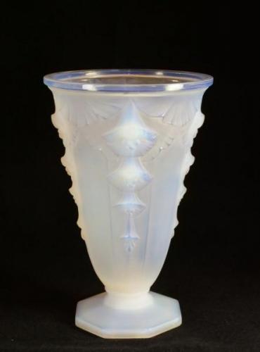 Vase - Opalglas, Pressglas - 1930 Vase - Opalglas, Pressglas - 1930