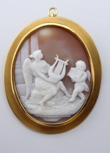 Goldbrosche und Vorhang mit großem Cameo Goldbrosche und Vorhang mit großem Cameo