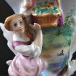 Vase mit einer Mädchenfigur und einem Korb Vase mit einer Mädchenfigur und einem Korb