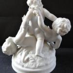 Skulptur von drei Kindern mit einer Girlande von B Skulptur von drei Kindern mit einer Girlande von B