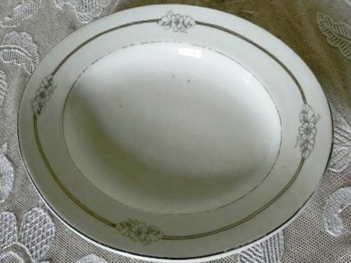 Runde Porzellan Platte - weißes Porzellan - Loket Elbogen Austria 1850 - 1850 Runde Porzellan Platte - weißes Porzellan - Loket Elbogen Austria 1850 - 1850