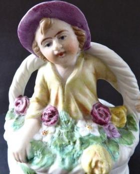 Die Dose, Korb, mit Rosen und Statuette Die Dose, Korb, mit Rosen und Statuette