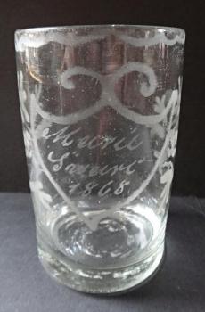 Glas mit Namen und datiert 1868 Glas mit Namen und datiert 1868
