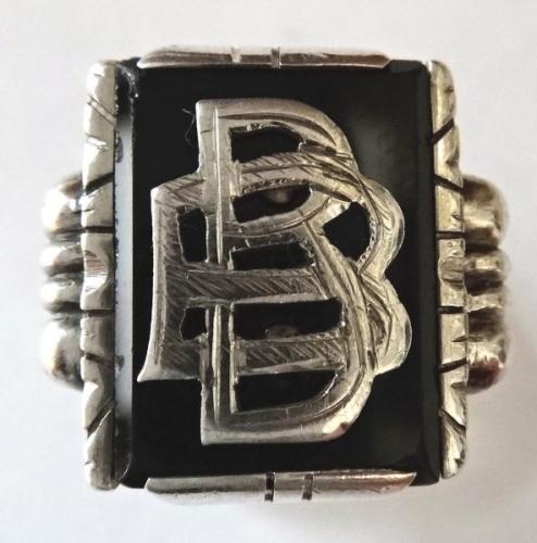 Silberring mit Monogramm und Onyx Silberring mit Monogramm und Onyx