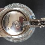 Geschliffener Glaskrug mit silbernem Griff Geschliffener Glaskrug mit silbernem Griff