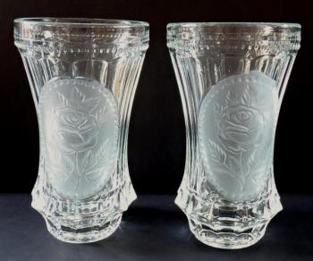 Zwei Gläser aus gepresstem und satiniertem Glas Zwei Gläser aus gepresstem und satiniertem Glas