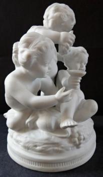 Biskuitskulptur mit einem Becher - Unterweissbach Biskuitskulptur mit einem Becher - Unterweissbach